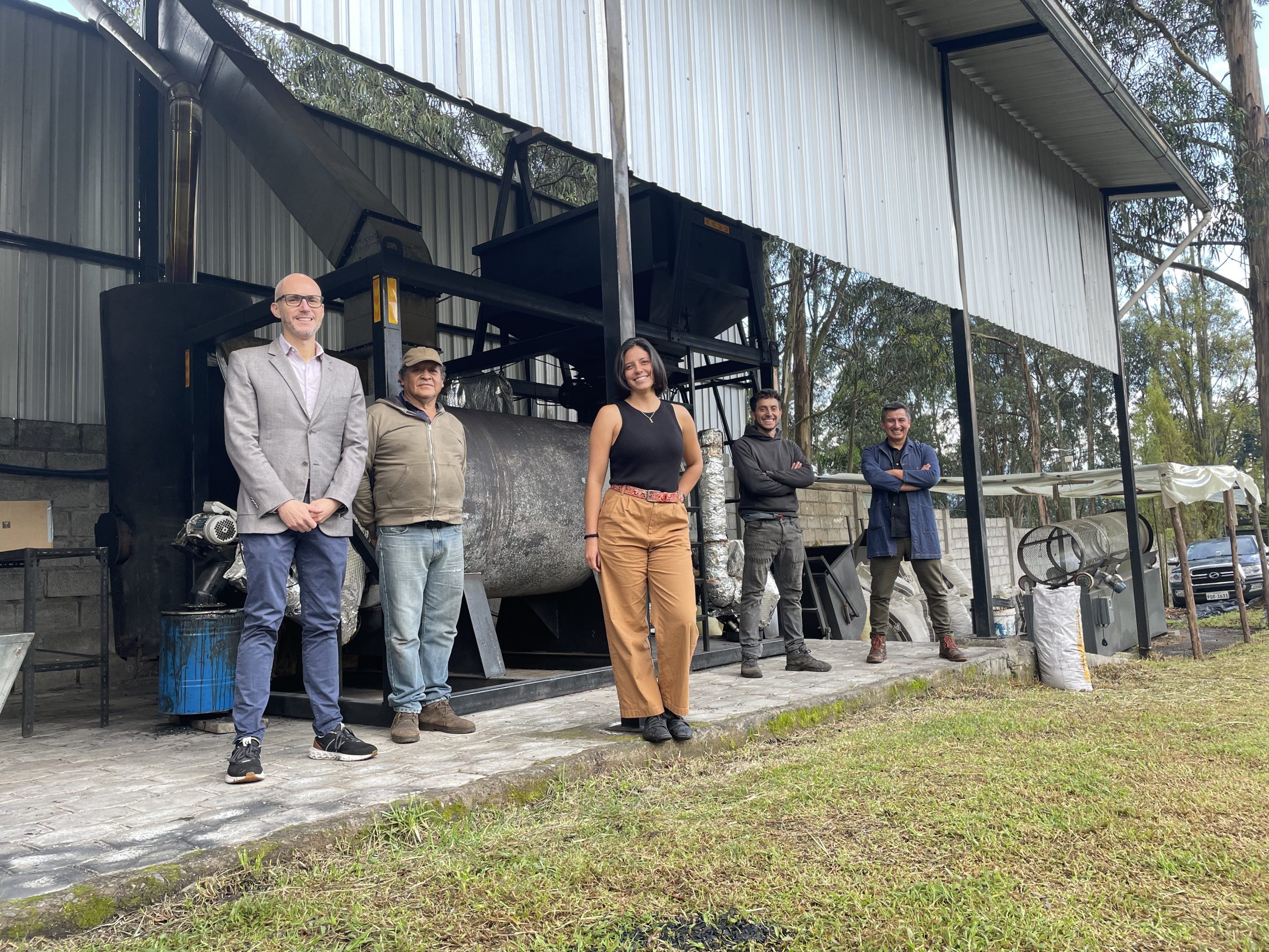 Equipo de Nina Energy y clientes frente a un reactor de pirólisis en planta