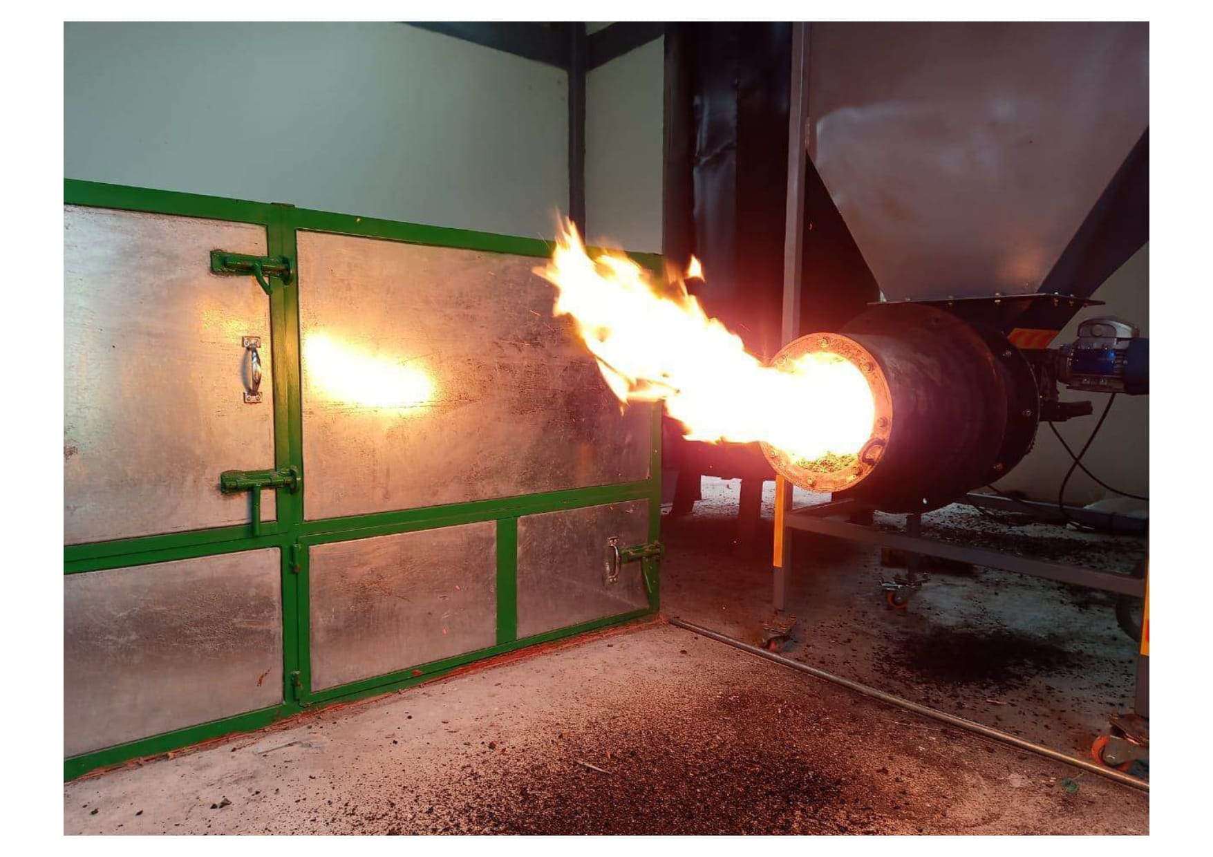 ¿Qué hace un reactor de pirólisis con el gas que produce Syngas, antorcha, bioaceite y vinagre de madera